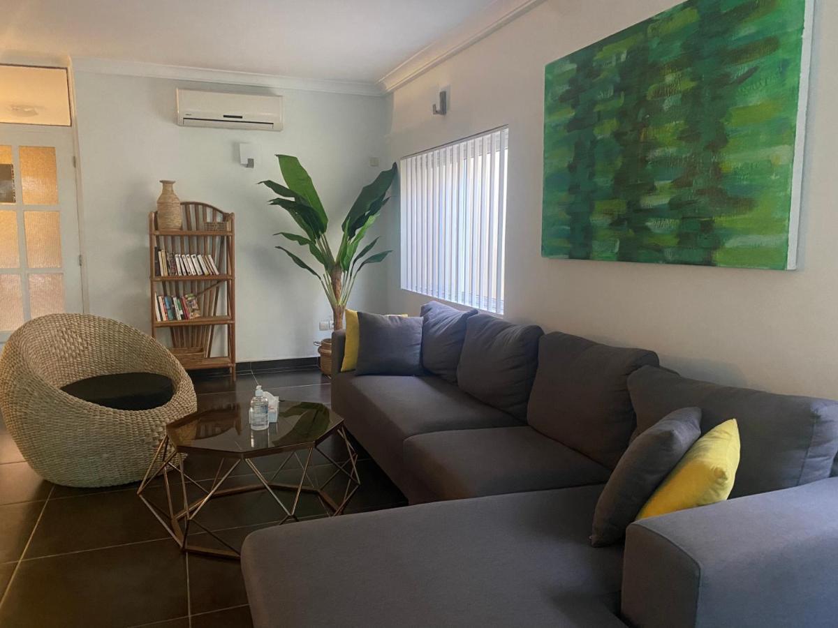 L'Oasis Guesthouse Cotonou Exteriör bild
