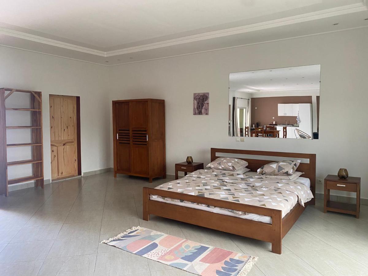 L'Oasis Guesthouse Cotonou Exteriör bild