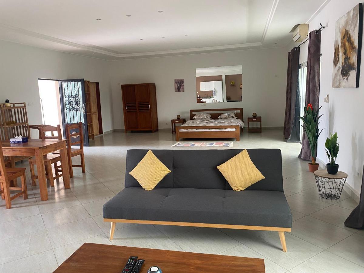 L'Oasis Guesthouse Cotonou Exteriör bild