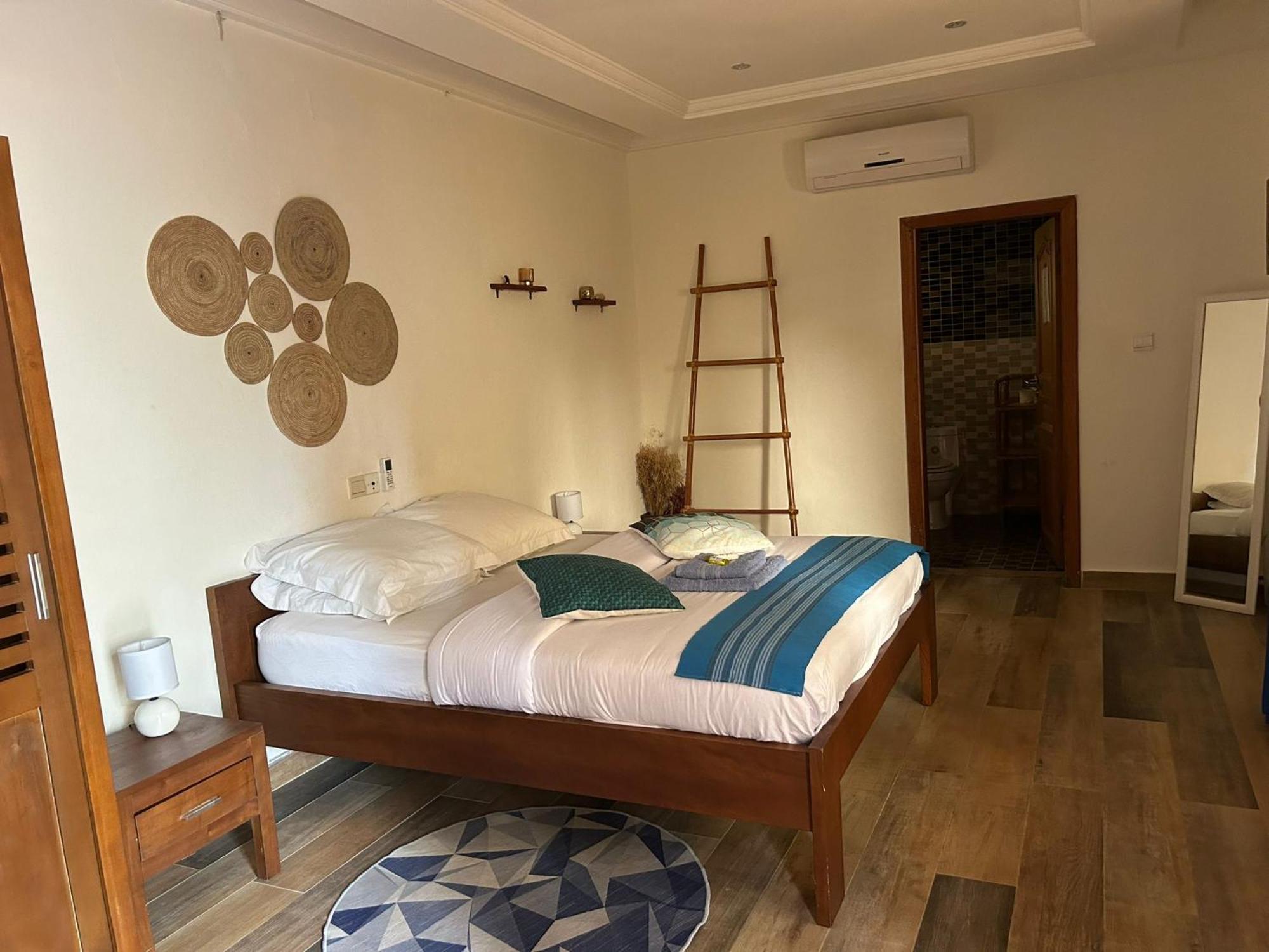 L'Oasis Guesthouse Cotonou Exteriör bild