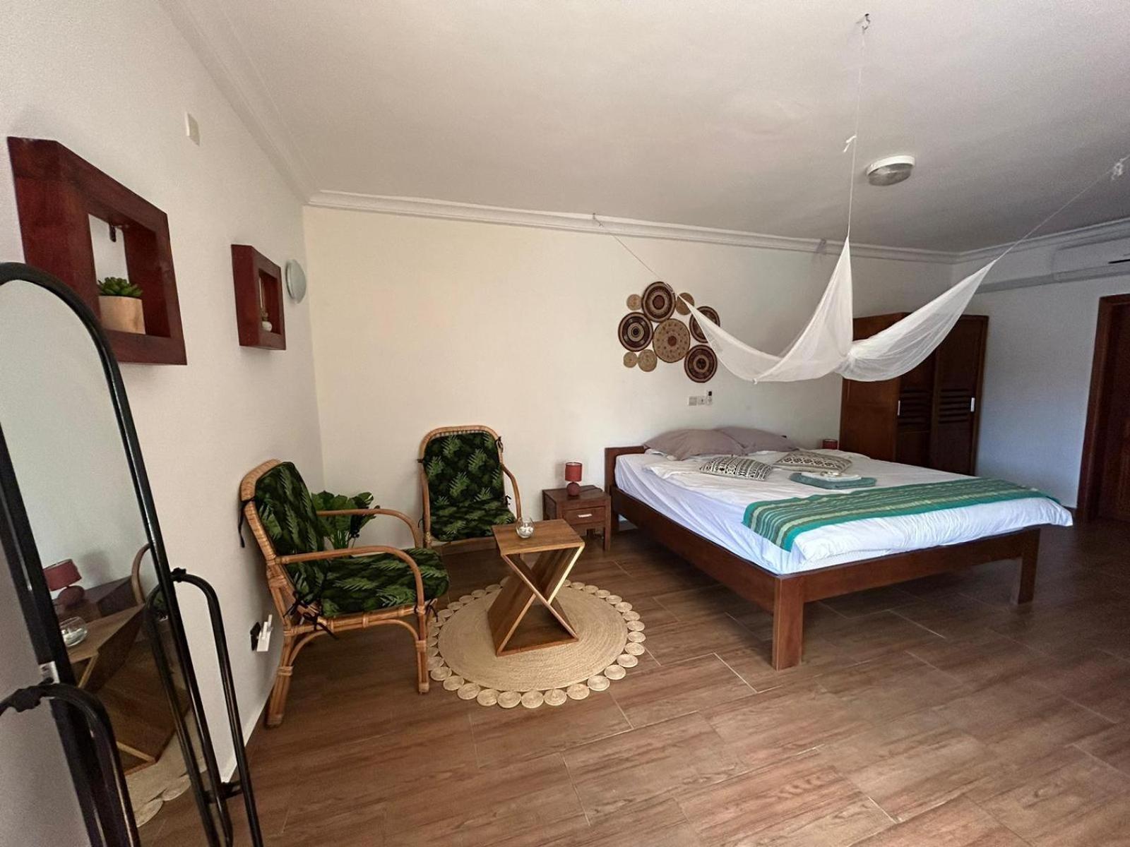 L'Oasis Guesthouse Cotonou Exteriör bild