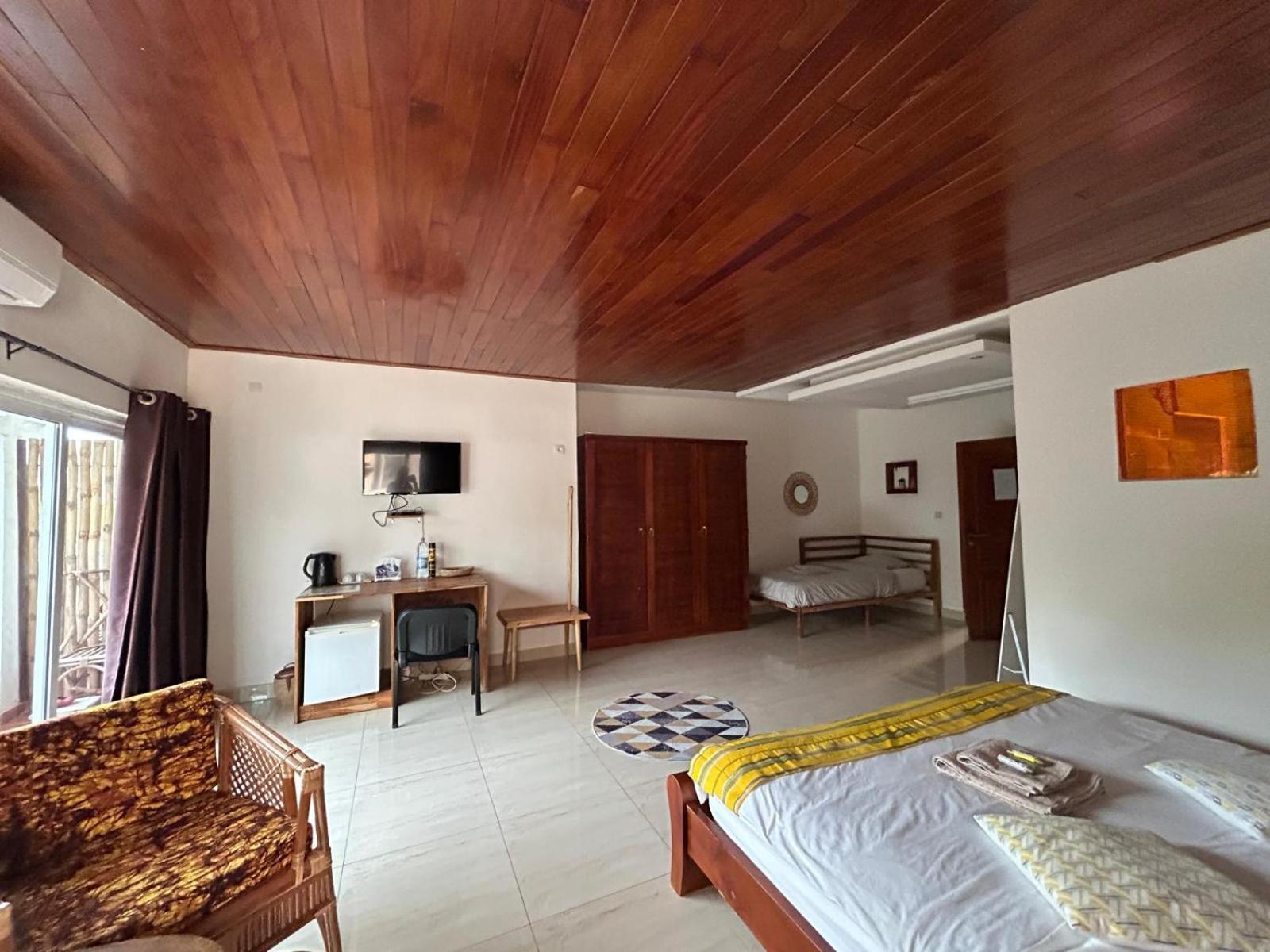 L'Oasis Guesthouse Cotonou Exteriör bild