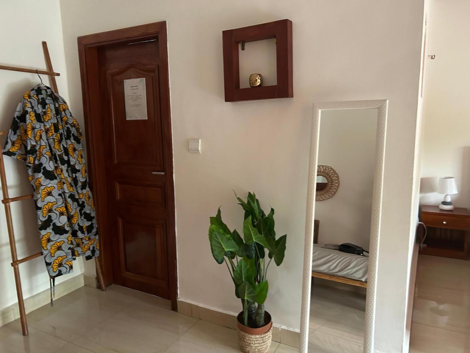 L'Oasis Guesthouse Cotonou Exteriör bild