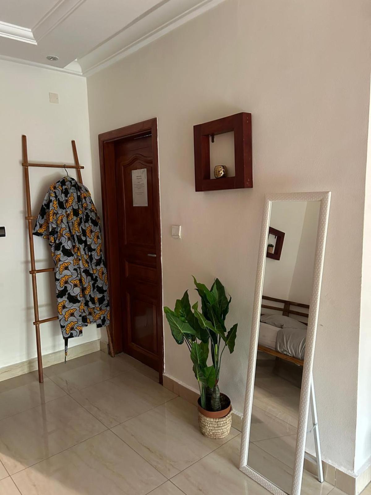 L'Oasis Guesthouse Cotonou Exteriör bild